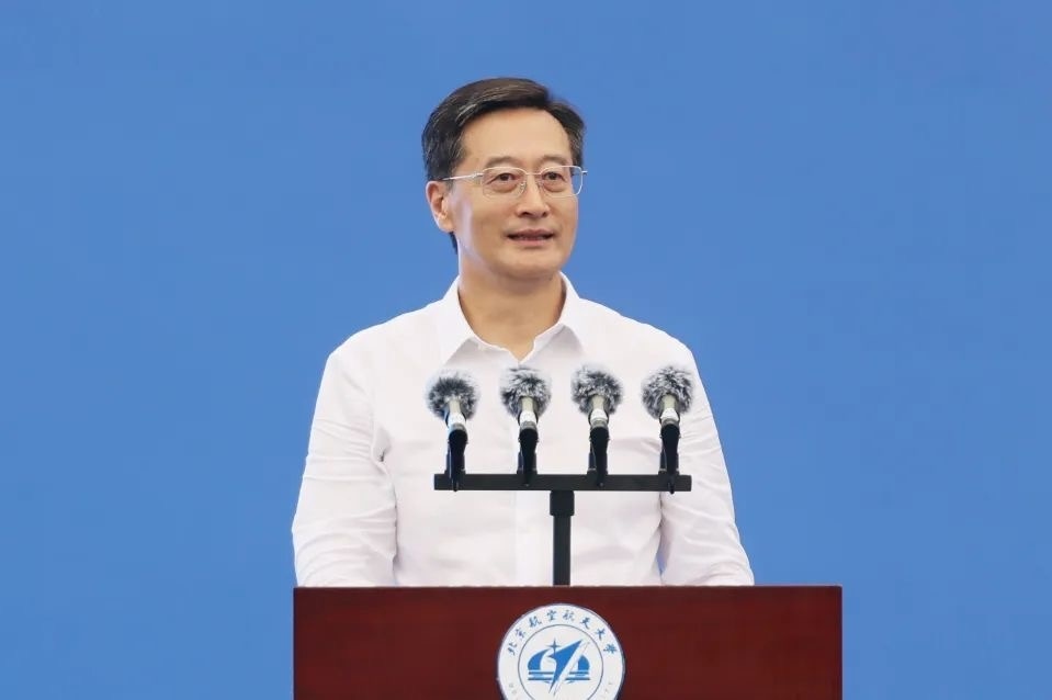 中國(guó)工程院院士、北京航空航天大學(xué)校長(zhǎng)王云鵬在2024級(jí)新生開(kāi)學(xué)典禮上講話。校方供圖