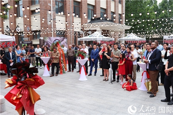 特立尼達(dá)和多巴哥駐華使館在其館內(nèi)慶祝特多獨立62周年。人民網(wǎng)記者 趙益普攝