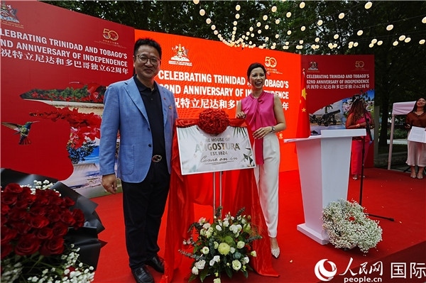 當(dāng)天的慶祝儀式上，還舉行了特多著名酒品牌安高天娜回歸中國市場的揭幕儀式。人民網(wǎng)記者 趙益普攝