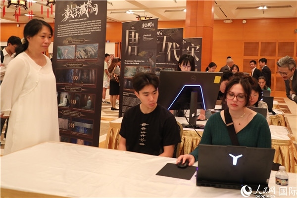 在活動(dòng)現(xiàn)場，當(dāng)?shù)孛癖婓w驗(yàn)“數(shù)字藏經(jīng)洞”云游戲，沉浸式體驗(yàn)敦煌文化。 人民網(wǎng)記者 李志偉攝