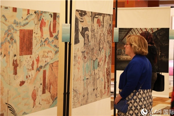 來賓在參觀敦煌高清攝影和壁畫高保真復(fù)制品。 人民網(wǎng)記者 李志偉攝