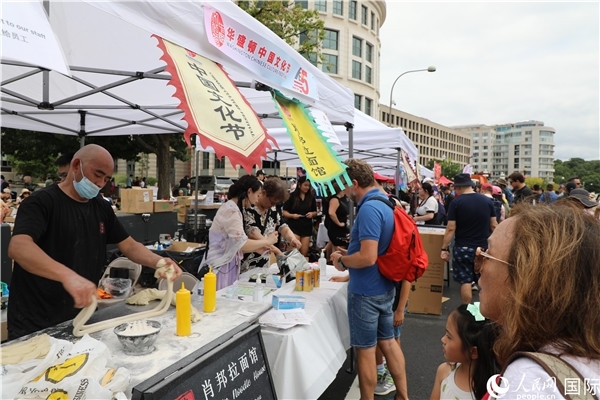 3、活動(dòng)現(xiàn)場設(shè)置了眾多展臺(tái)。 人民網(wǎng)記者 李志偉攝