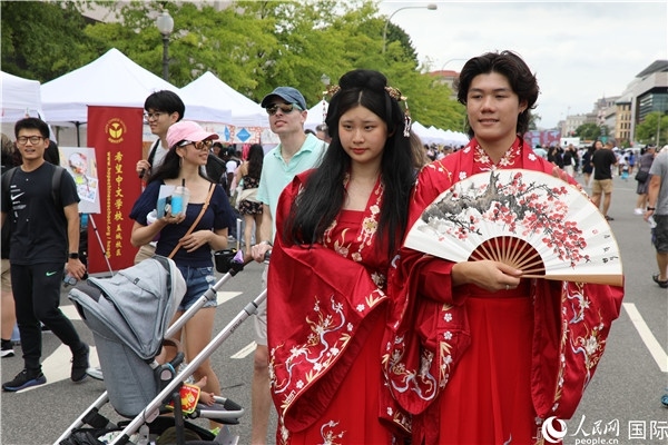 5、當(dāng)?shù)厝A僑華人身穿漢服參加文化節(jié)。 人民網(wǎng)記者 李志偉攝