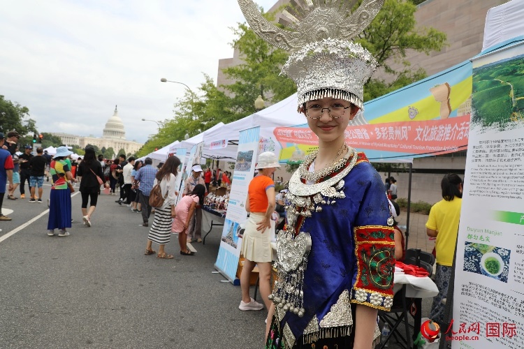 在第22屆美國(guó)華盛頓“中國(guó)文化節(jié)”上，一名當(dāng)?shù)孛癖娚泶┲袊?guó)少數(shù)民族服飾。人民網(wǎng)記者 李志偉攝
