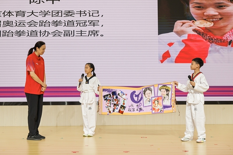 兩位學(xué)生小記者對(duì)話陳中老師。學(xué)校供圖