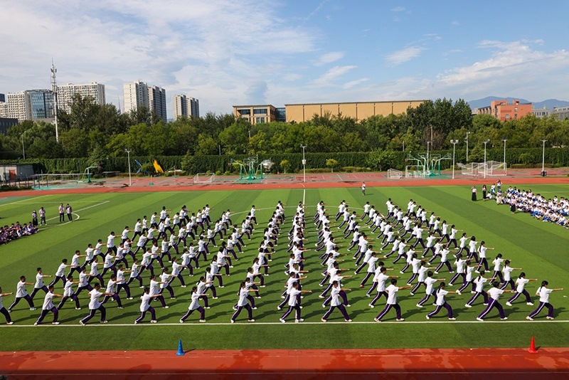 高一學(xué)生在開學(xué)典禮中表演軍體拳。學(xué)校供圖