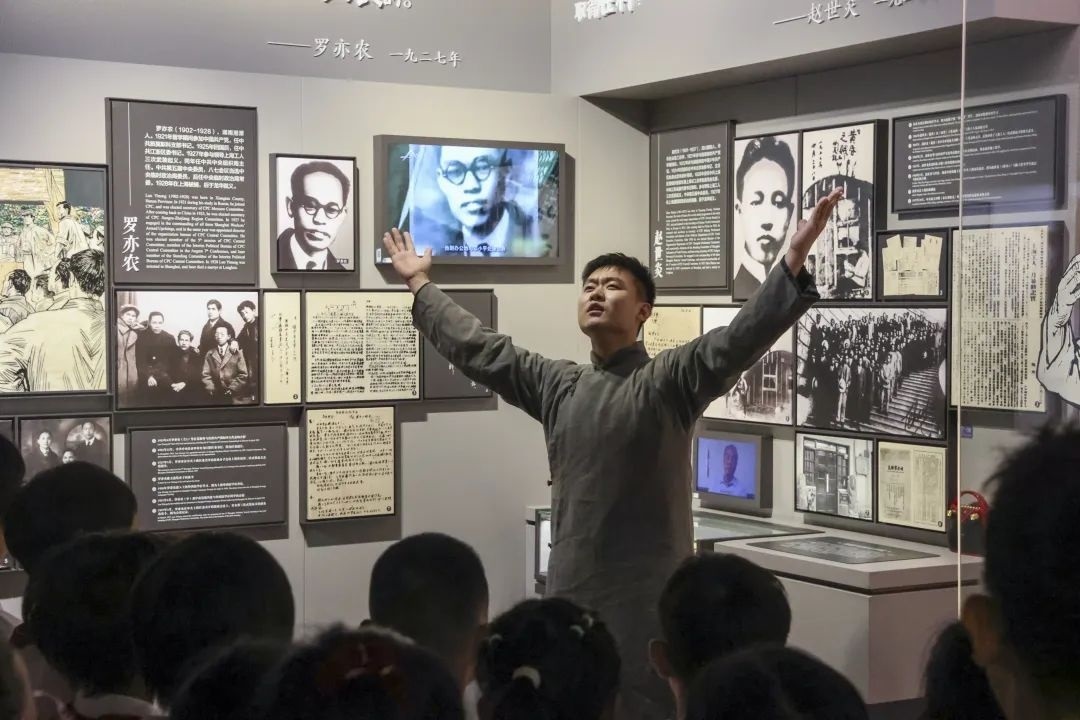 勞模身穿長袍再現(xiàn)烈士事跡。徐匯區(qū)總工會供圖