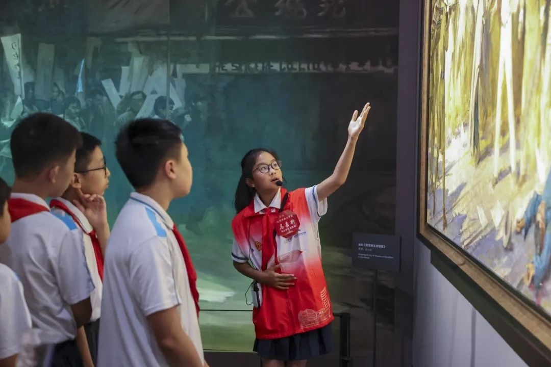 同學(xué)們觀賞不同革命場景及烈士形象的藝術(shù)作品。徐匯區(qū)總工會供圖