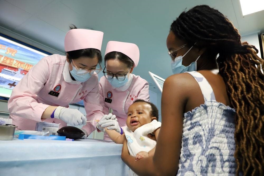 2024年8月12日，中國(guó)海軍“和平方舟”號(hào)醫(yī)院船在莫桑比克馬普托開(kāi)展醫(yī)療服務(wù)。