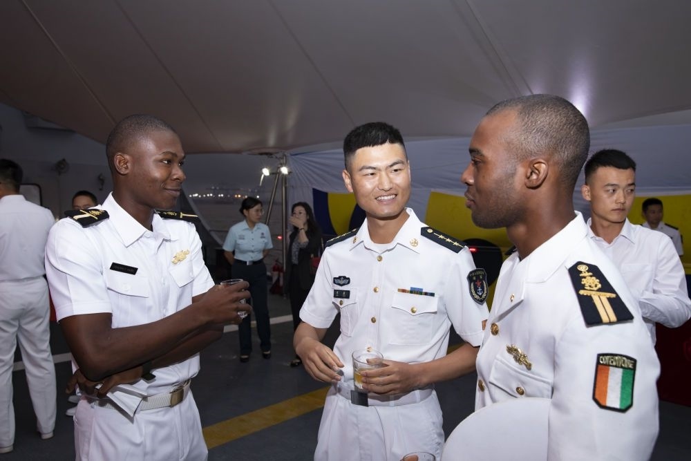 2023年6月25日，中國(guó)和科特迪瓦雙方官兵在南寧艦舉辦的甲板招待會(huì)上交流。中國(guó)海軍第43批護(hù)航編隊(duì)22日抵達(dá)科特迪瓦經(jīng)濟(jì)首都阿比讓?zhuān)_(kāi)始對(duì)科特迪瓦為期4天的友好訪(fǎng)問(wèn)。