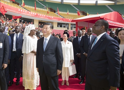 2018年7月22日，國家主席習近平在達喀爾同時任塞內(nèi)加爾總統(tǒng)薩勒共同出席塞內(nèi)加爾競技摔跤場項目移交儀式。新華社記者 王曄 攝