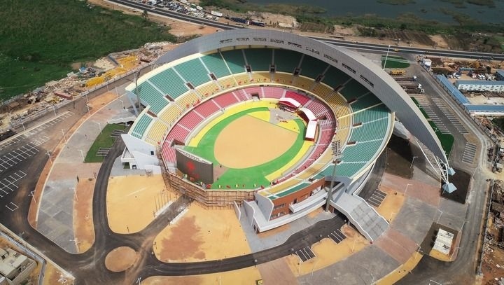 這是2018年7月18日在塞內(nèi)加爾首都達(dá)喀爾航拍的中國(guó)援建的塞內(nèi)加爾競(jìng)技摔跤場(chǎng)。新華社記者 呂帥 攝