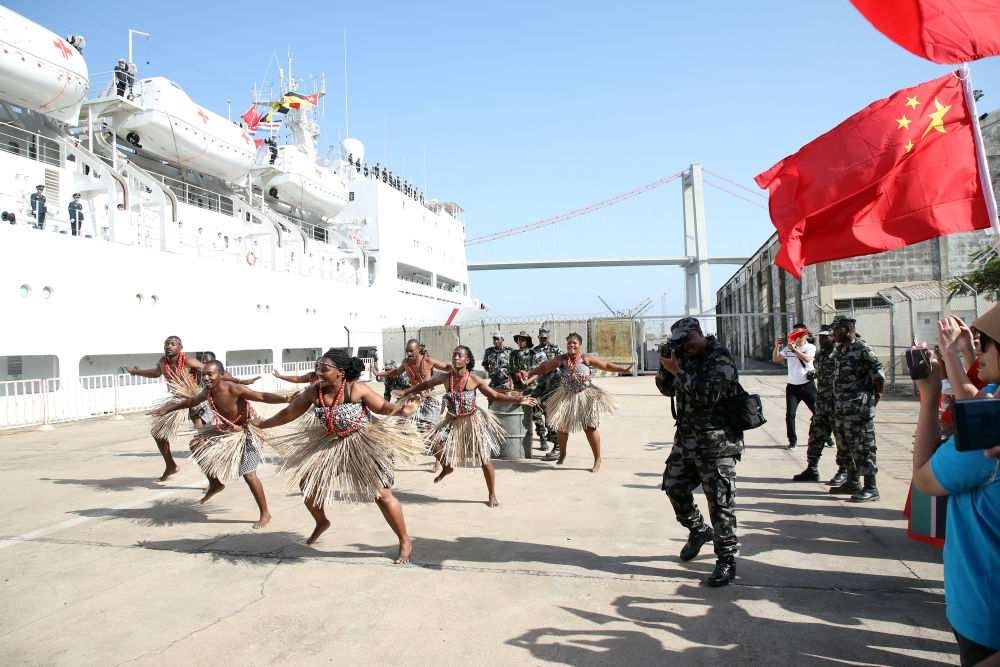2024年8月16日，在莫桑比克馬普托港，當(dāng)?shù)匮輪T表演舞蹈，歡送中國(guó)海軍“和平方舟”號(hào)醫(yī)院船。