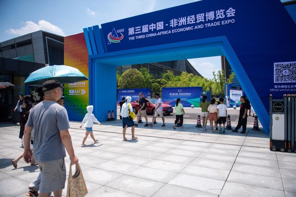 △2023年7月，在湖南長沙國際會展中心，觀眾進入中非經(jīng)貿(mào)博覽會展會現(xiàn)場。
