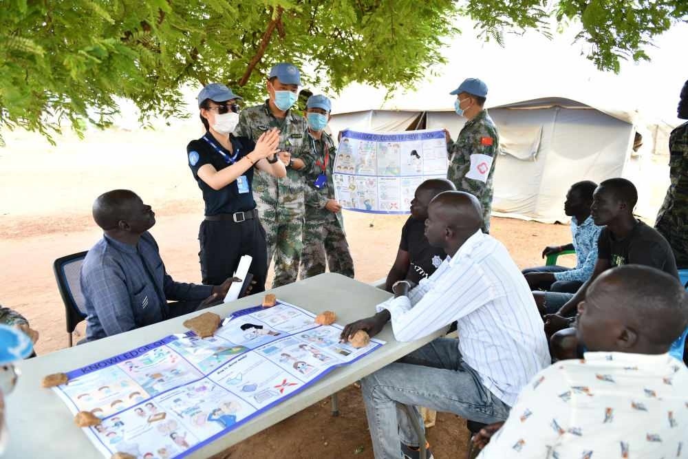 2020年3月，在南蘇丹首都朱巴，執(zhí)行聯(lián)合國(guó)維和任務(wù)的中國(guó)維和警察廖潔給當(dāng)?shù)鼐熘v解防疫知識(shí)。