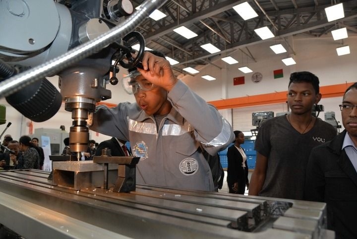 2024年4月26日，在馬達(dá)加斯加首都塔那那利佛，塔那那利佛大學(xué)理工學(xué)院的學(xué)生在魯班工坊操作設(shè)備。新華社發(fā)（西塔卡·拉喬納里松攝）