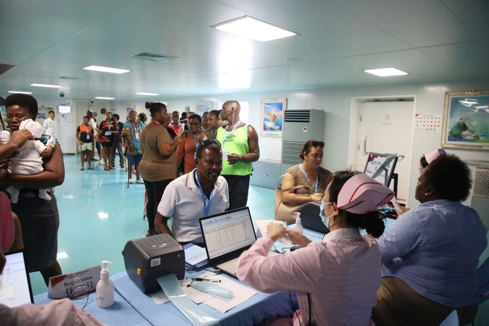 2024年7月8日，塞舌爾民眾在中國(guó)海軍“和平方舟”號(hào)醫(yī)院船上排隊(duì)就診。