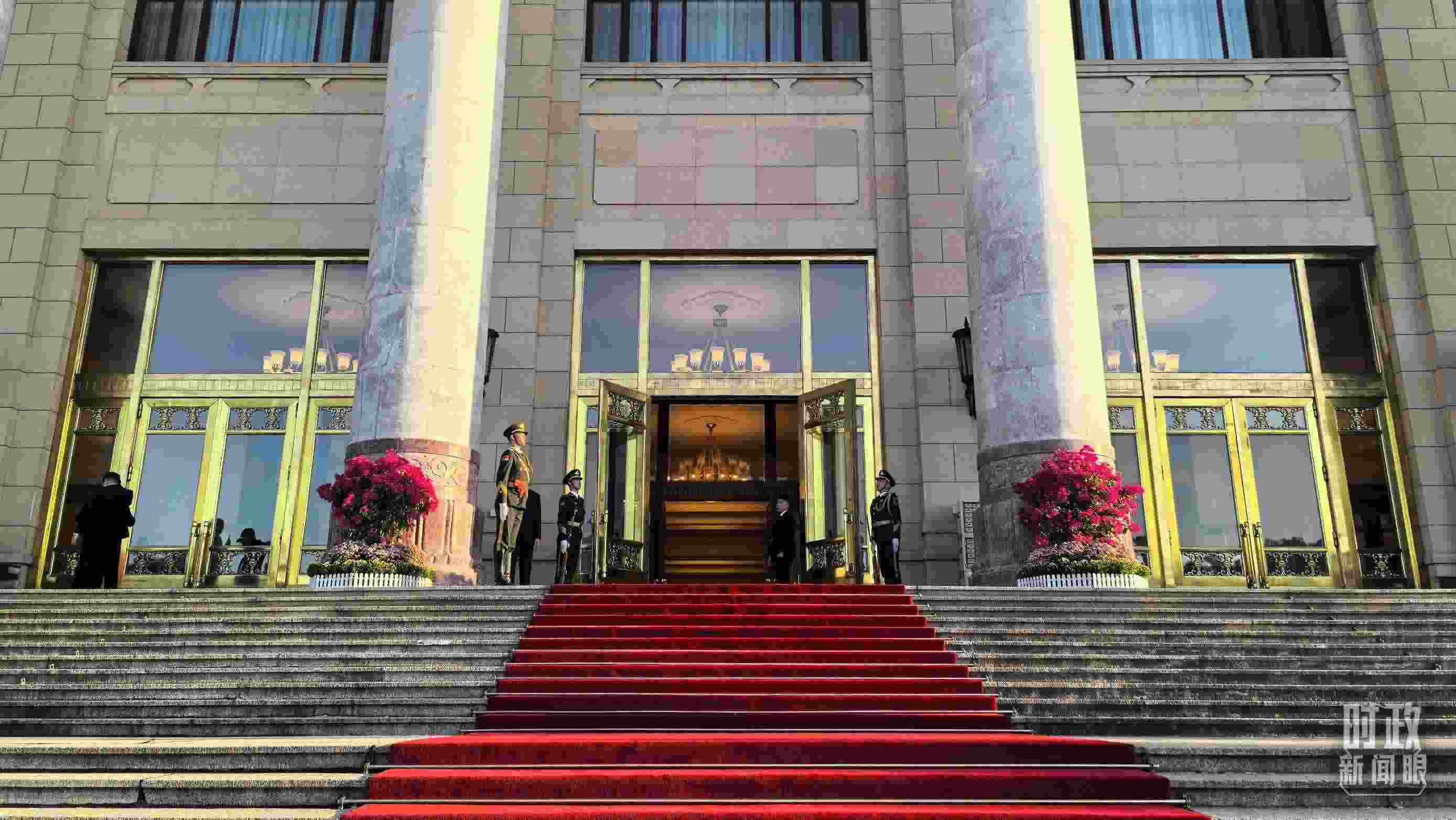 △人民大會(huì)堂外，禮兵列隊(duì)迎接貴賓。（總臺(tái)央視記者陸泓宇拍攝）