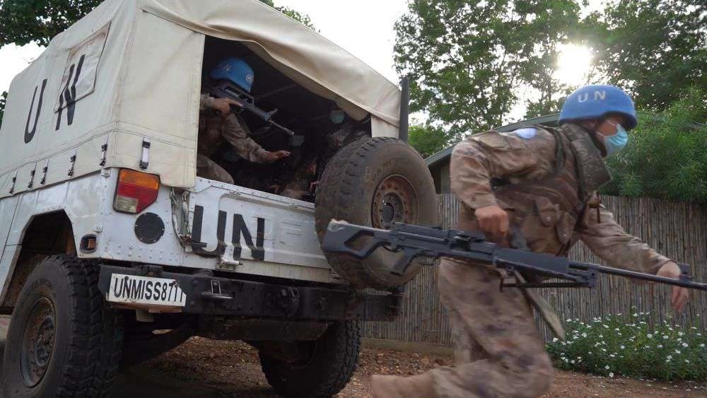2022年7月27日，中國(guó)第八批赴南蘇丹（朱巴）維和步兵營(yíng)百人防暴隊(duì)抵達(dá)預(yù)定區(qū)域，進(jìn)行綜合防衛(wèi)演練。針對(duì)南蘇丹社會(huì)安全問(wèn)題及近期在剛果（金）東部地區(qū)發(fā)生的針對(duì)聯(lián)合國(guó)剛果（金）穩(wěn)定特派團(tuán)的抗議示威活動(dòng)，中國(guó)第八批赴南蘇丹（朱巴）維和步兵營(yíng)于日前組織UN HOUSE（聯(lián)合國(guó)之家）綜合防衛(wèi)演練，以應(yīng)對(duì)可能出現(xiàn)的難民涌入、營(yíng)門(mén)遇襲、暴恐威脅等突發(fā)情況。