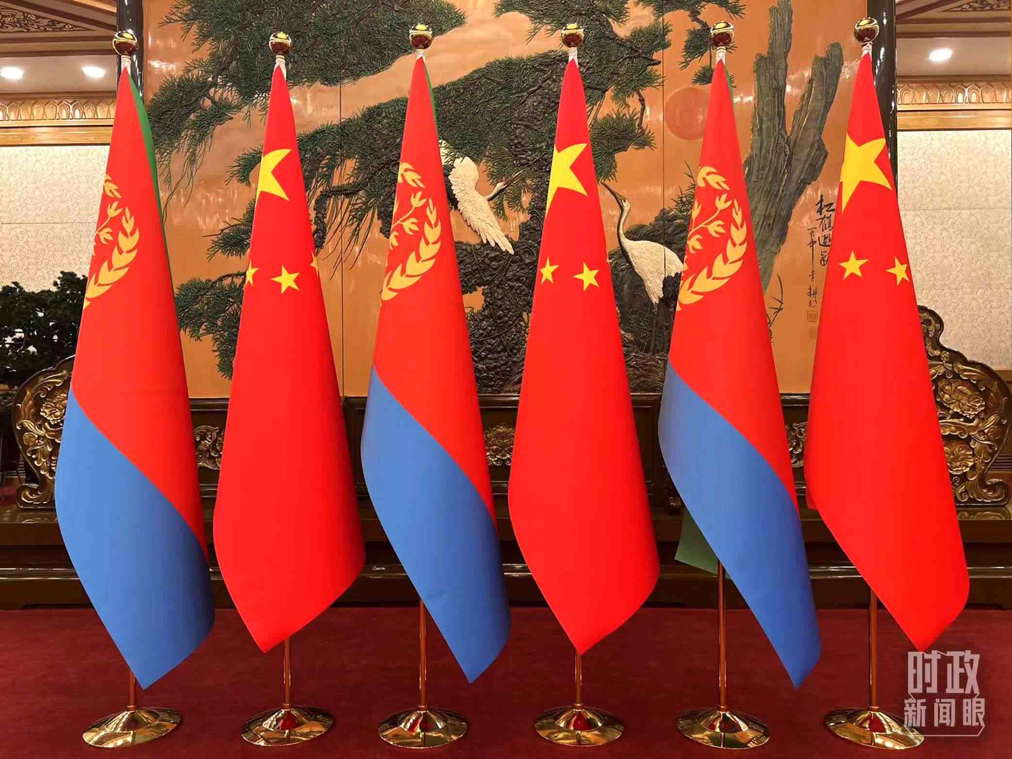 △會(huì)見(jiàn)現(xiàn)場(chǎng)擺放的中國(guó)和厄立特里亞兩國(guó)國(guó)旗。（總臺(tái)央視記者趙婷拍攝）