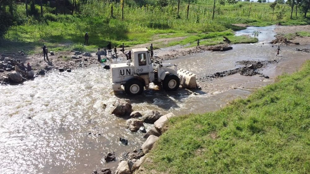 2023年6月7日，在剛果（金）南基伍省卡萊亥地區(qū)，中國(guó)第26批赴剛果（金）維和工兵分隊(duì)官兵進(jìn)行施工作業(yè)。