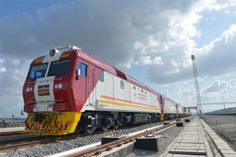 當(dāng)?shù)貢r間2017年5月30日，肯尼亞蒙巴薩，連接肯尼亞港口城市蒙巴薩和首都內(nèi)羅畢的蒙內(nèi)鐵路正式竣工通車。