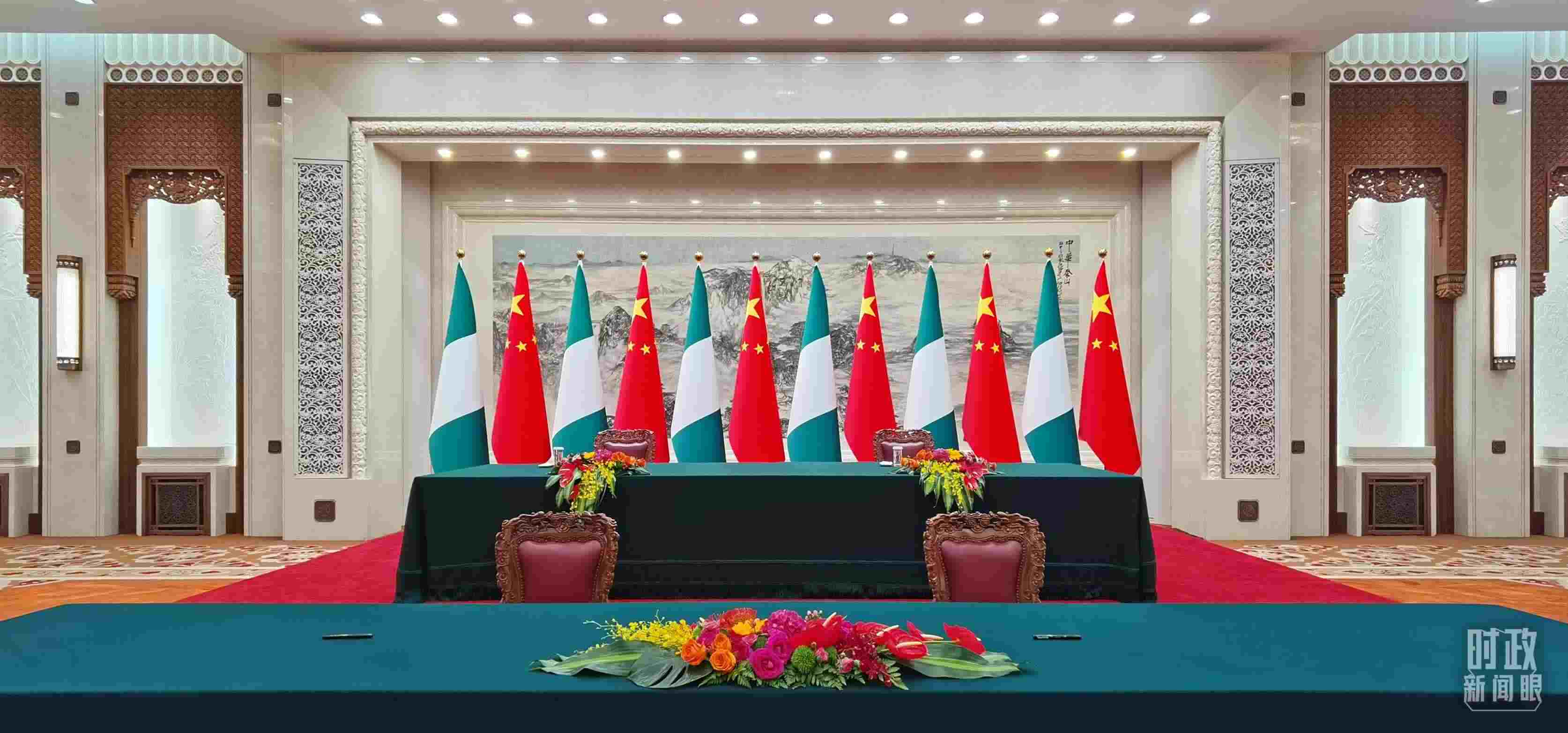  △中尼兩國(guó)元首在這里共同見(jiàn)證簽署多項(xiàng)雙邊合作文件，這是開(kāi)始前的現(xiàn)場(chǎng)。（總臺(tái)央視記者郭鴻拍攝）