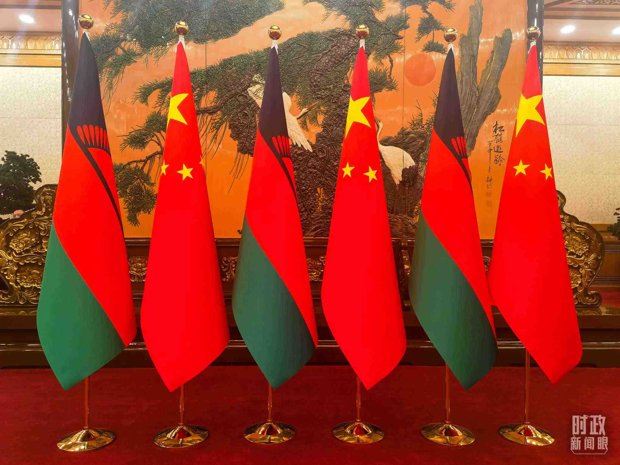 △中國(guó)和馬拉維國(guó)旗。（總臺(tái)央視記者陳曦拍攝）