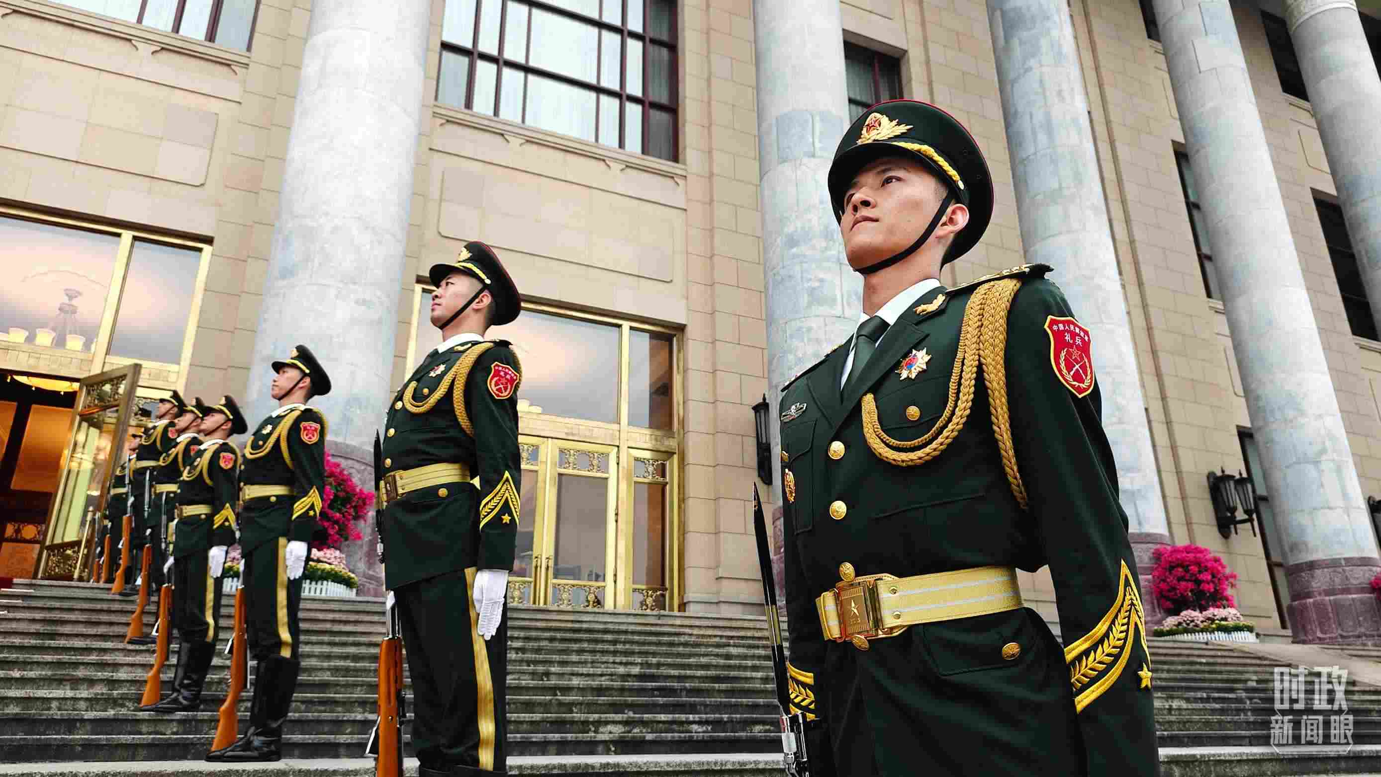  △人民大會(huì)堂外，禮兵列隊(duì)歡迎外國(guó)領(lǐng)導(dǎo)人。（總臺(tái)央視記者韓銳拍攝）