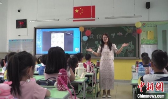 圖為衡水市新苑小學(xué)，老師正在給學(xué)生講開(kāi)學(xué)第一課的內(nèi)容。王天祥 攝