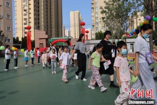 圖為衡水市新苑小學(xué)，小學(xué)一年級(jí)新生佩戴“夢(mèng)想徽章”后，步入校園 。王天祥 攝