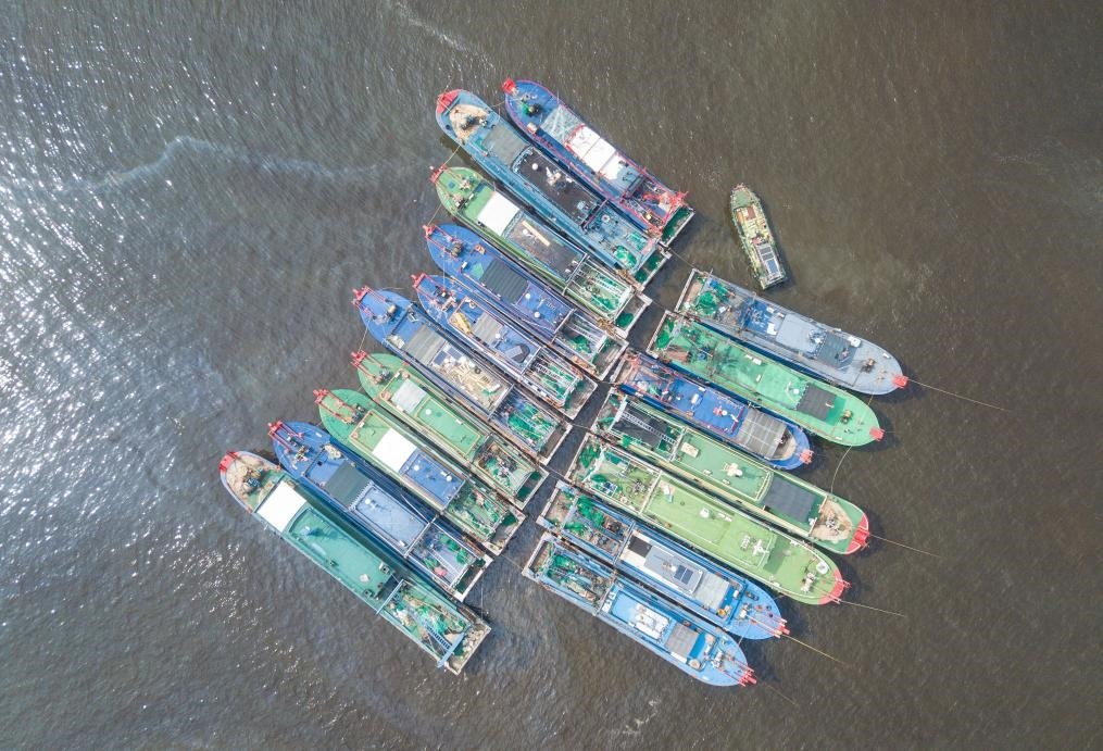 9月4日，船只在海南省?？谑行赂鄞a頭?？勘茱L(fēng)（無(wú)人機(jī)照片）。新華社記者 蒲曉旭 攝