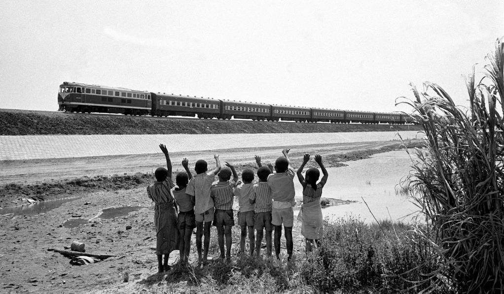 贊比亞魯西瓦西湖畔的少年兒童歡迎坦贊鐵路的列車通到他們的家鄉(xiāng)（1976年攝）。新華社發(fā)