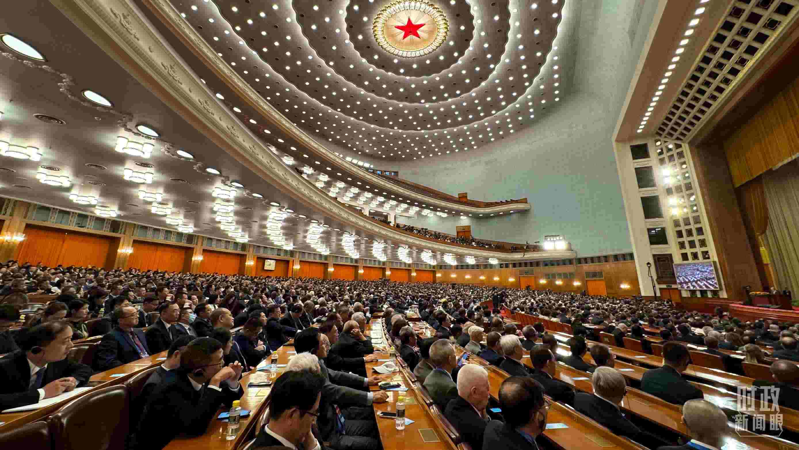  △中非合作論壇非方成員國(guó)國(guó)家元首、政府首腦、代表團(tuán)團(tuán)長(zhǎng)及國(guó)際和地區(qū)組織負(fù)責(zé)人等中外各界人士3200余人出席開(kāi)幕式。（總臺(tái)央視記者蔣碩拍攝）