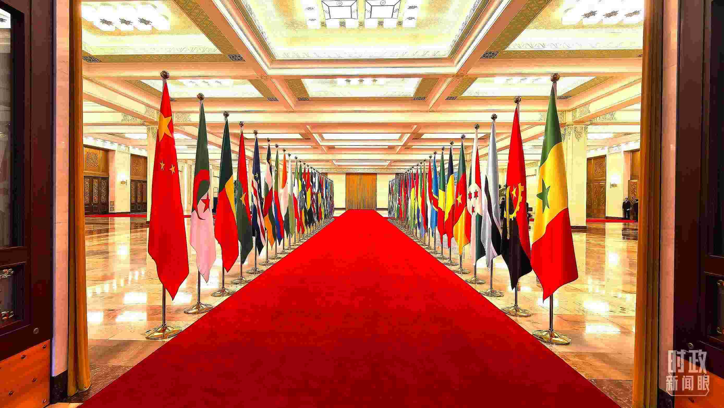  △人民大會(huì)堂內(nèi)的旗陣。（總臺(tái)央視記者馬超拍攝）