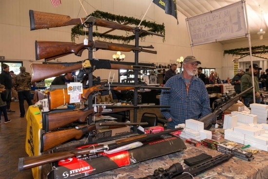 這是2022年1月22日在美國達(dá)拉斯槍展上拍攝的槍支。新華社發(fā)（李琳攝）