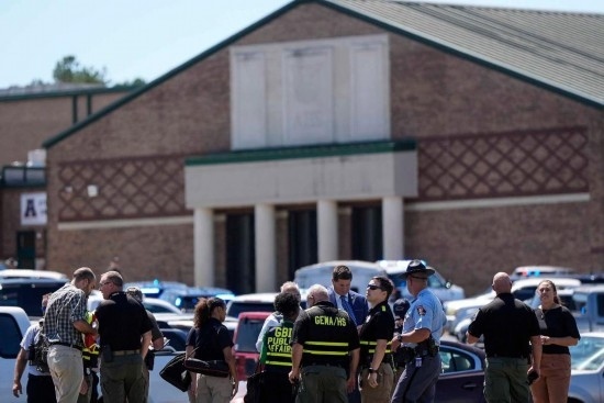 9月4日，在美國佐治亞州巴羅縣溫德市，警察聚集在發(fā)生槍擊事件的阿巴拉契高中外。新華社/美聯(lián)