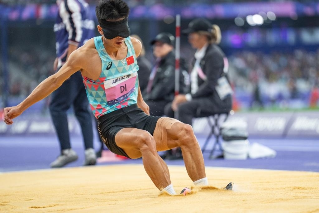 8月30日，邸東東在巴黎殘奧會田徑男子跳遠(yuǎn)T11級決賽中試跳。新華社記者 黃偉 攝