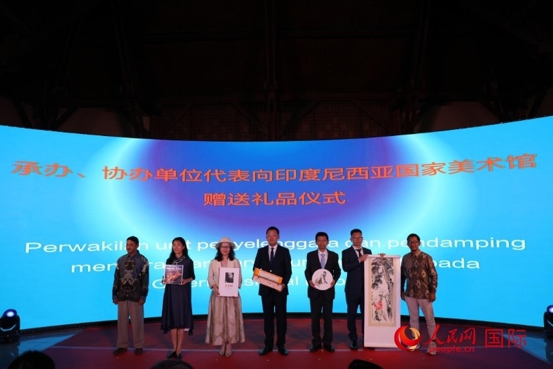 在展覽開幕式現(xiàn)場，本次展覽的承辦、協(xié)辦單位代表向印尼國家美術館贈送禮品。人民網(wǎng)記者 曹師韻攝