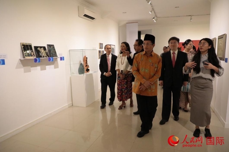 參加開幕式的嘉賓參觀展覽。人民網(wǎng)記者曹師韻攝