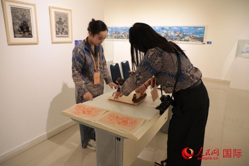 展覽現(xiàn)場的拓印技藝體驗工坊。人民網(wǎng)記者曹師韻攝
