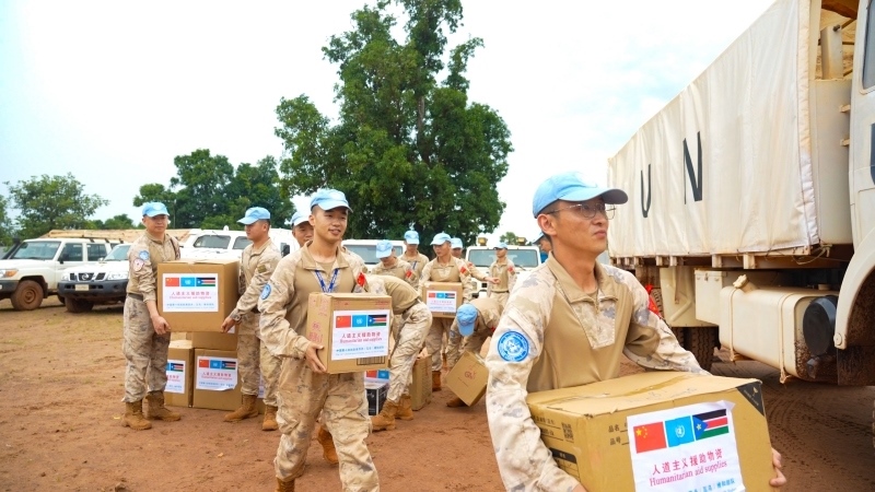 搬運(yùn)援助物資。孫千攝