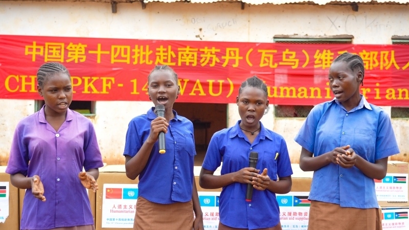 動(dòng)聽的歌聲歡迎中國官兵。王軍杰攝