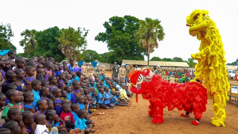 舞獅活動(dòng)引發(fā)現(xiàn)場(chǎng)熱烈掌聲。謝坤攝