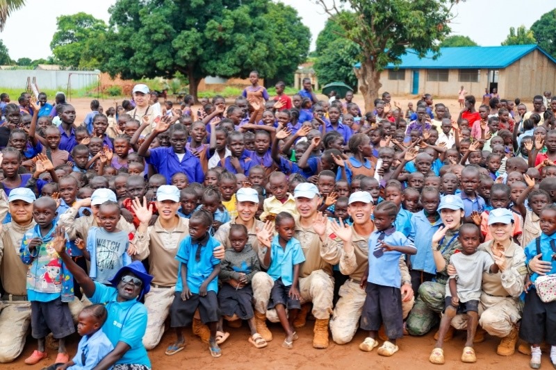 維和官兵與學(xué)生進(jìn)行合影。殷亦豪攝