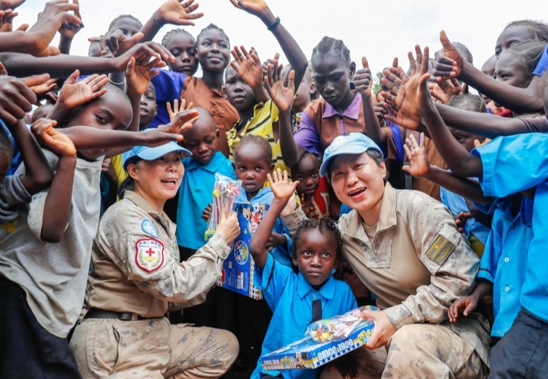 學(xué)生對(duì)中國官兵援助表達(dá)感謝。王皓宇攝