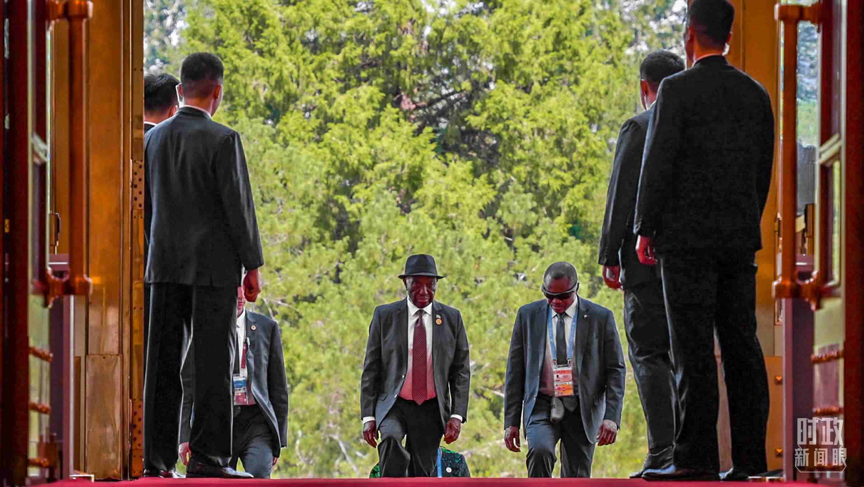 利比里亞總統(tǒng)博阿凱步入人民大會(huì)堂。（總臺(tái)央視記者蔣碩拍攝）