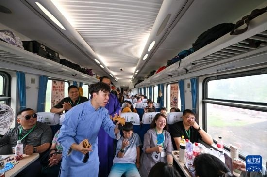 9月7日，相聲演員在S910列車上為旅客表演快板。