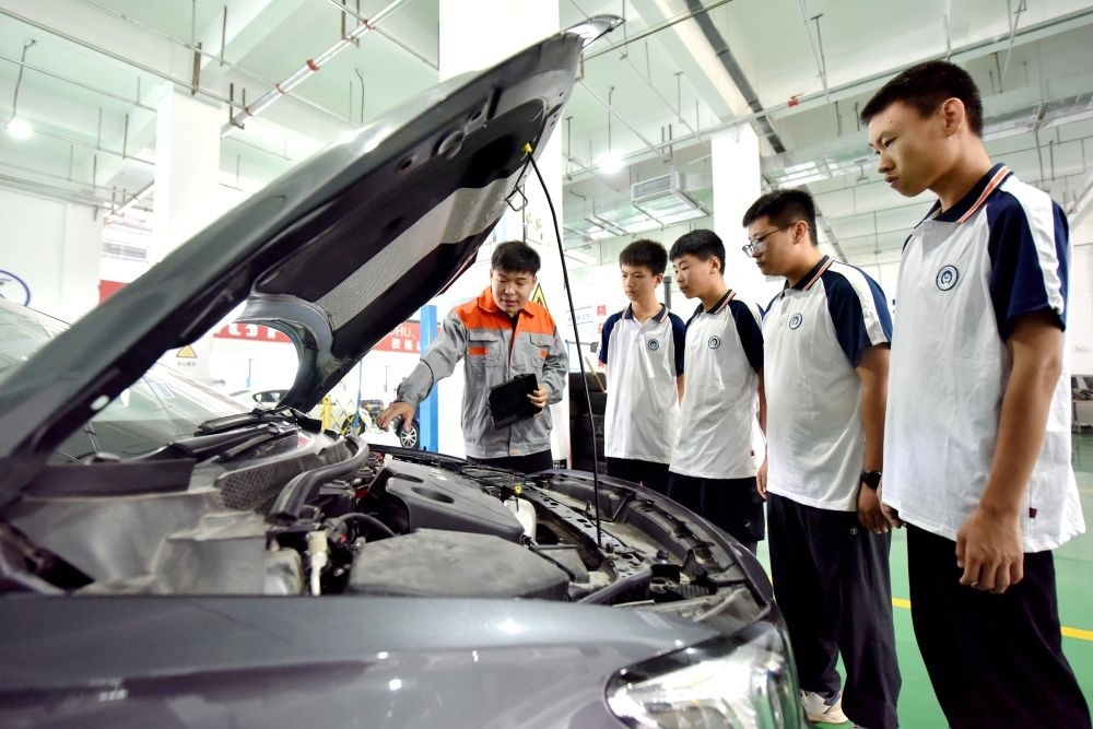 2024年6月7日，河北省邢臺市威縣職業(yè)技術教育中心教師在指導學生學習汽車維修技術。新華社記者 王曉 攝