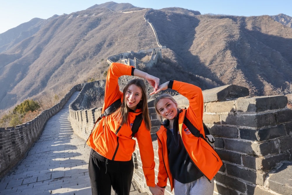 2024年3月20日，美國華盛頓州中學生代表團的成員在北京慕田峪長城留影。新華社記者 殷剛 攝